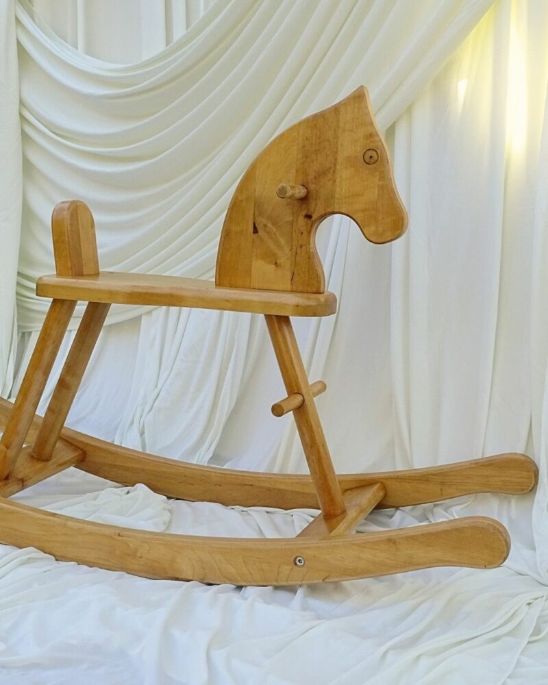 cheval à bascule pour enfant - coin enfant en location