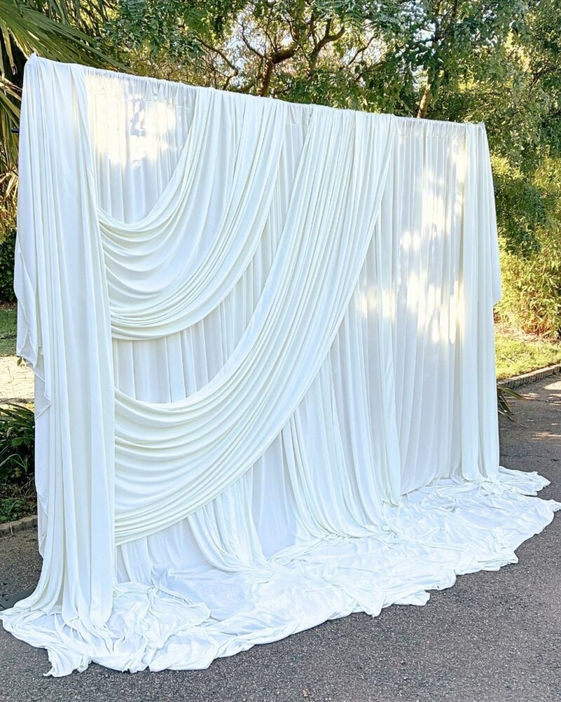 location fond blanc drapé 3x3m pour photobooth ou espace gateau