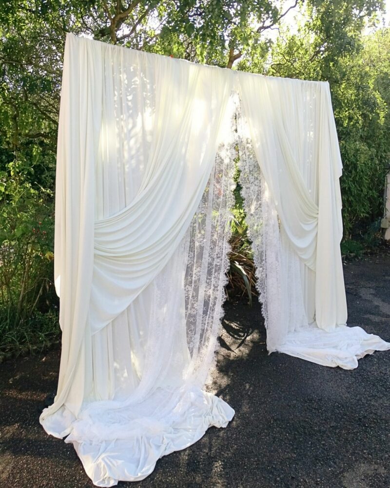 fond de cérémonie drapé et dentelle