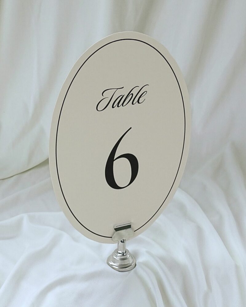Numéros de table ovales avec porte carte individuel